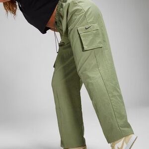 Nike Essential Woven Women’s Cargo Pants - Size XS (Fits More Like a Small)